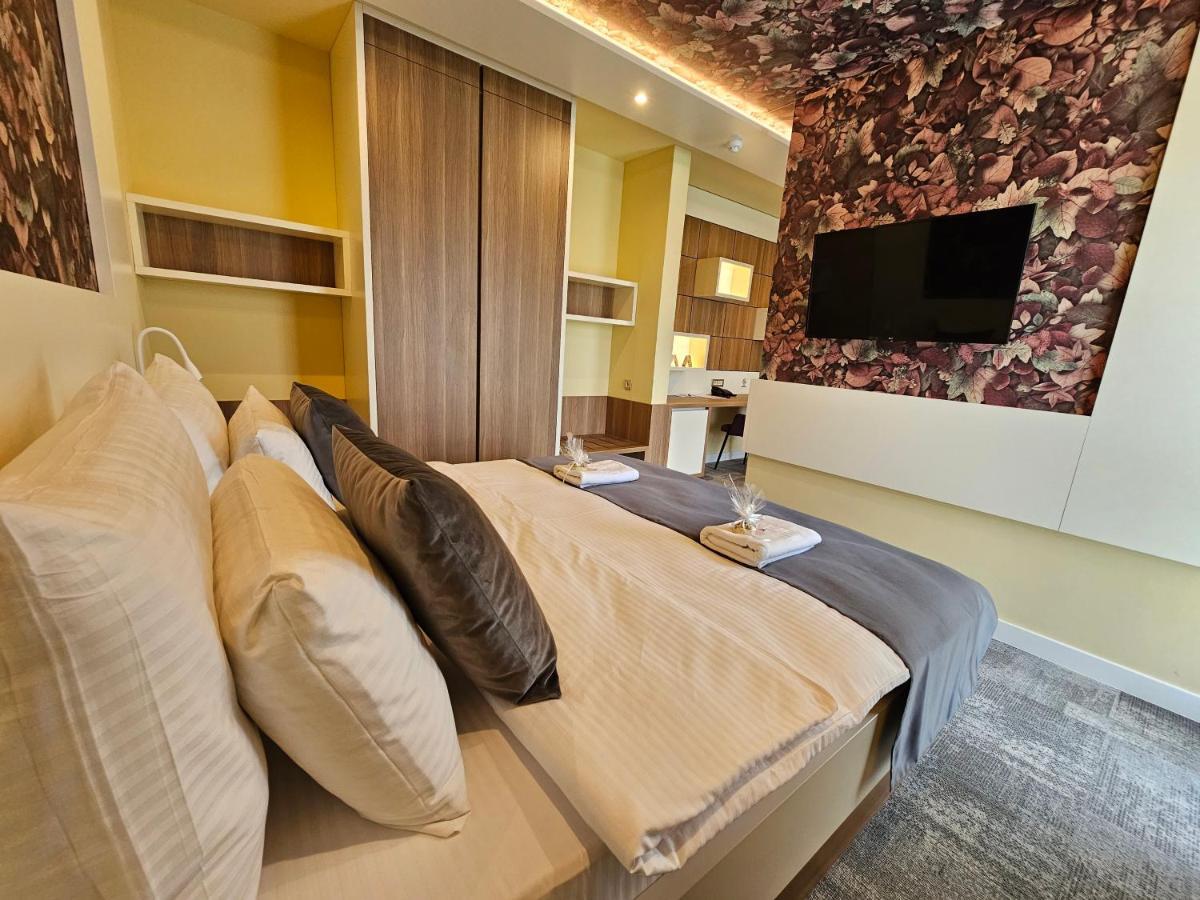 Hotel Etna Gracanica  Buitenkant foto