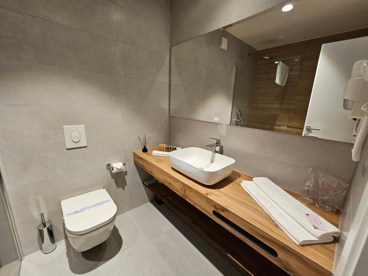Hotel Etna Gracanica  Buitenkant foto
