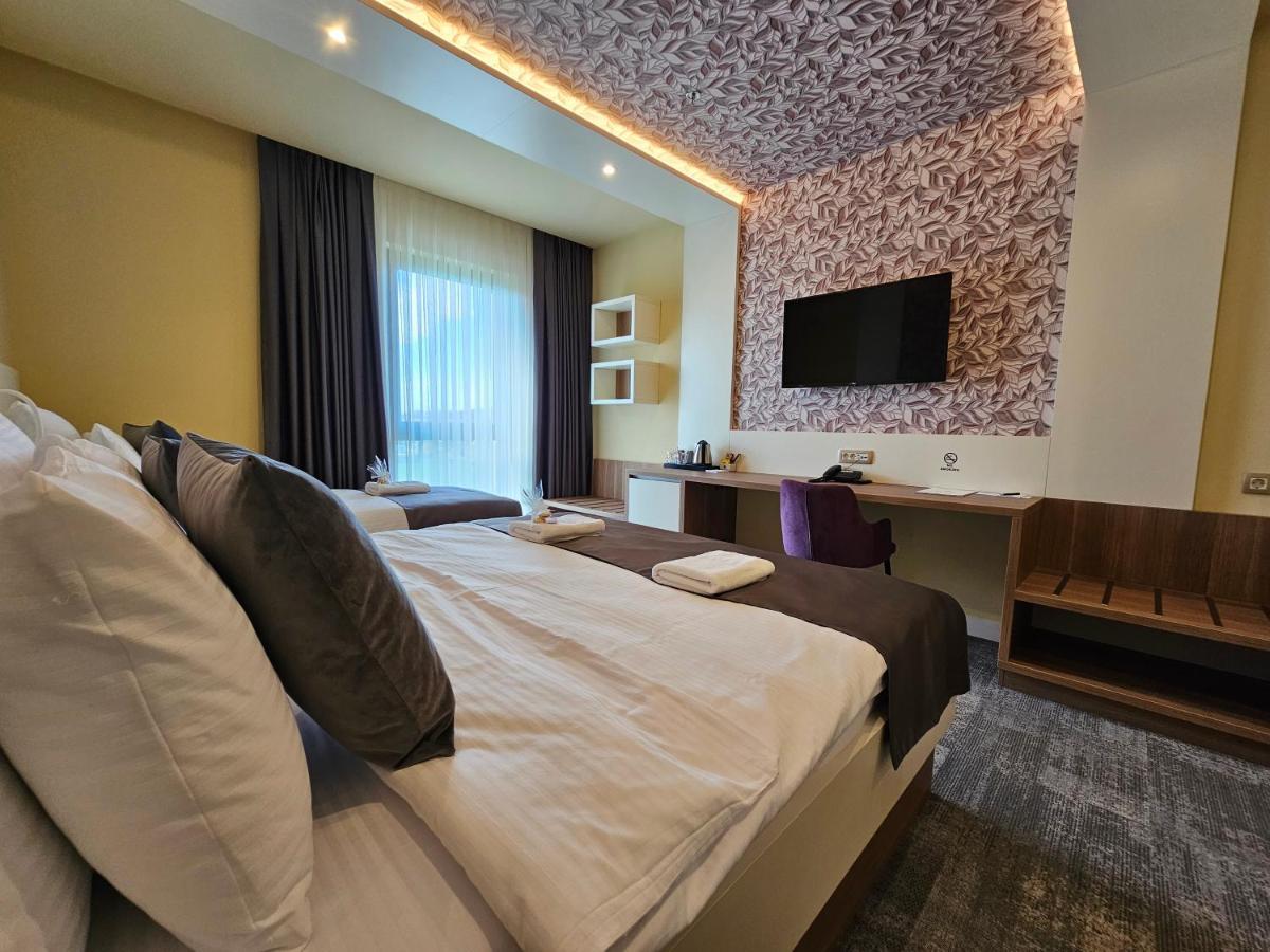 Hotel Etna Gracanica  Buitenkant foto